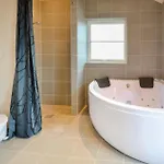 Six-bedroom In Tatil Evi