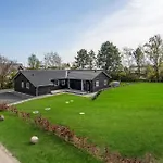 Six-bedroom In Tatil Evi *