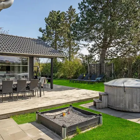 Six-bedroom In Tatil Evi *