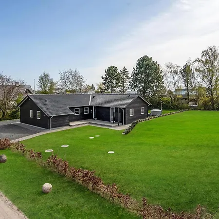 Six-bedroom In Feriehus *